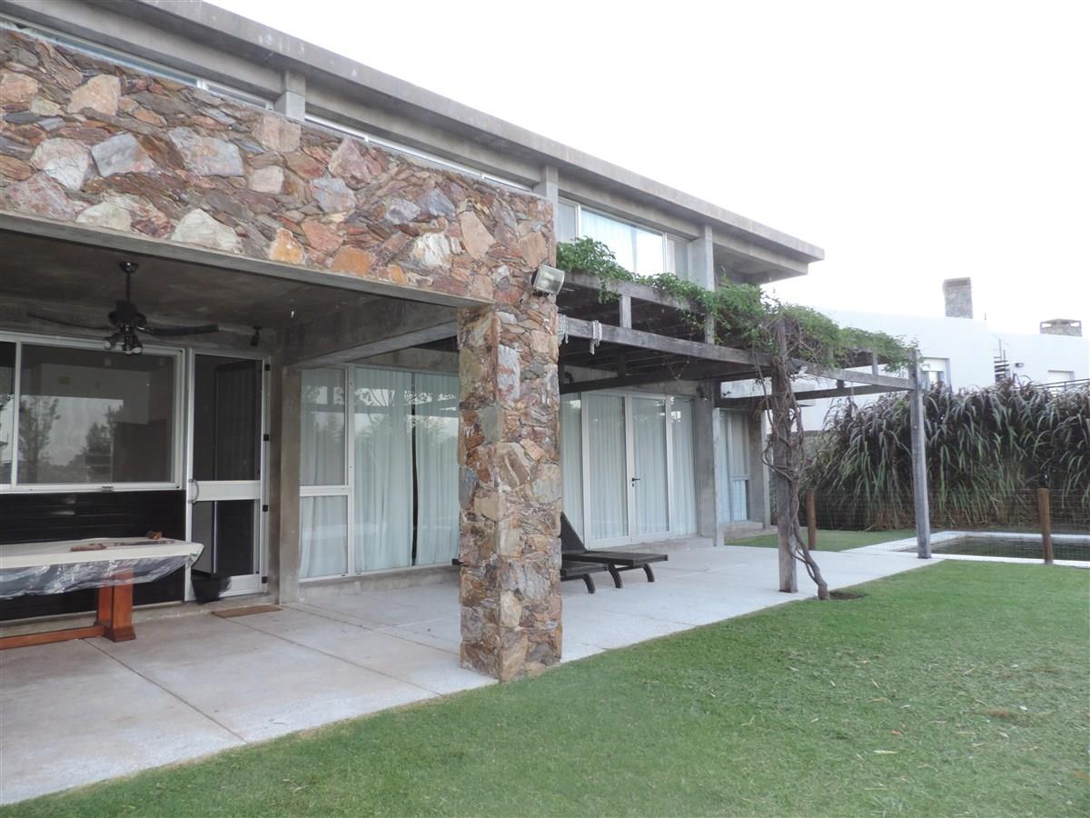 CASA FRENTE A LA PLAYA COSTA URUGUAYA